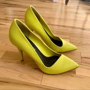 Yellow Pointy-Toe Pumps